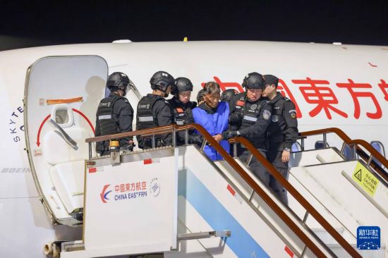 1月30日，在云南昆明長水機(jī)場，緬北重大犯罪嫌疑人白所成被我公安機(jī)關(guān)成功押解回國。新華社記者 殷剛 攝