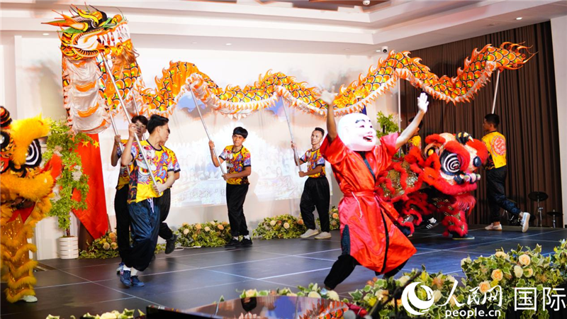 在菲留學生通過舞龍舞獅表演呈現(xiàn)中華優(yōu)秀傳統(tǒng)文化魅力。人民網記者樊帆 攝