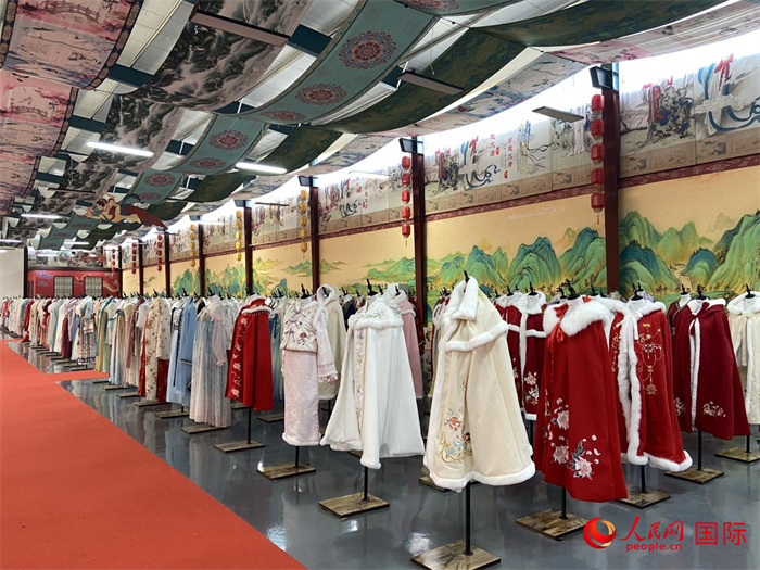 1月24日，在山東省菏澤市曹縣大集鎮(zhèn)穿越大唐漢服云倉直播基地展廳里擺放的漢服。 人民網(wǎng) 周琳佳攝