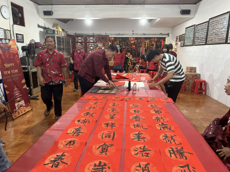 茍皓東為華人朋友現(xiàn)場(chǎng)寫春聯(lián)送福字。巴陵康孔子學(xué)院供圖