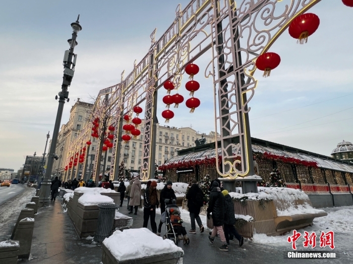 當(dāng)?shù)貢r(shí)間2月9日，中國(guó)農(nóng)歷新年慶祝活動(dòng)啟動(dòng)儀式在莫斯科市中心的卡梅爾格爾斯基巷舉行。圖為特維爾大街裝飾的中國(guó)大紅燈籠。<a target='_blank' href='/'><p  align=