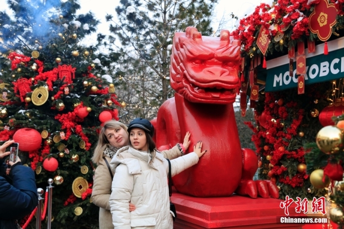 當(dāng)?shù)貢r(shí)間2月9日，中國(guó)農(nóng)歷新年慶?；顒?dòng)啟動(dòng)儀式在莫斯科市中心的卡梅爾格爾斯基巷舉行。中國(guó)駐俄大使張漢暉，俄羅斯外交部發(fā)言人扎哈羅娃，以及俄羅斯文化部和莫斯科市政府官員出席。慶?；顒?dòng)將持續(xù)至18日。圖為當(dāng)?shù)孛癖娫谔鼐S爾廣場(chǎng)與龍雕塑合影。