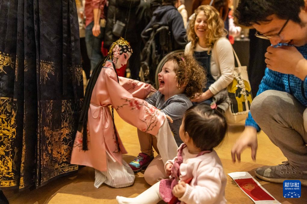 2月11日，孩子們在美國費城藝術博物館舉行的龍年迎新春活動上體驗木偶戲。新華社發(fā)（周煥新攝）