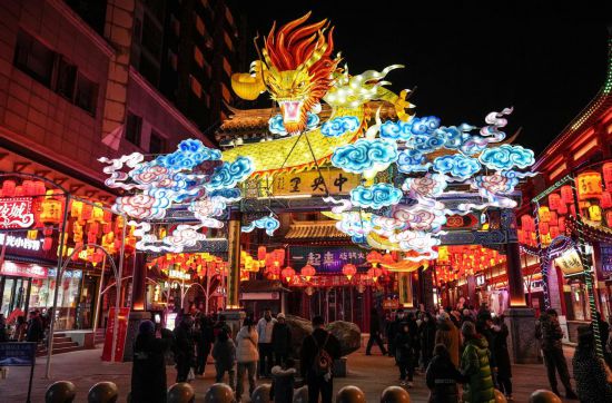 2月11日，游客在沈陽中街游覽。春節(jié)期間，各地?zé)艋痂?、火樹銀花，呈現(xiàn)出一幕幕流光溢彩的視覺盛宴。（新華社記者潘昱龍攝）