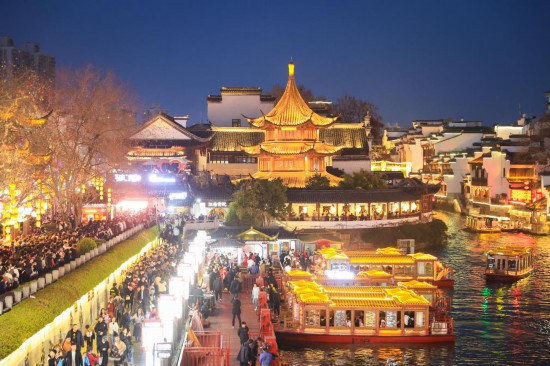 2月14日，游客在南京夫子廟景區(qū)賞燈游玩。（新華社發(fā)，蘇陽攝）