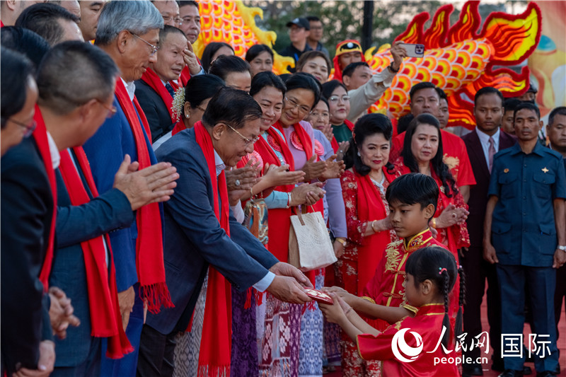 在活動現(xiàn)場，敏昂萊主席根據(jù)當?shù)貍鹘y(tǒng)向兒童送祝福2-人民網(wǎng)記者謝佳君攝