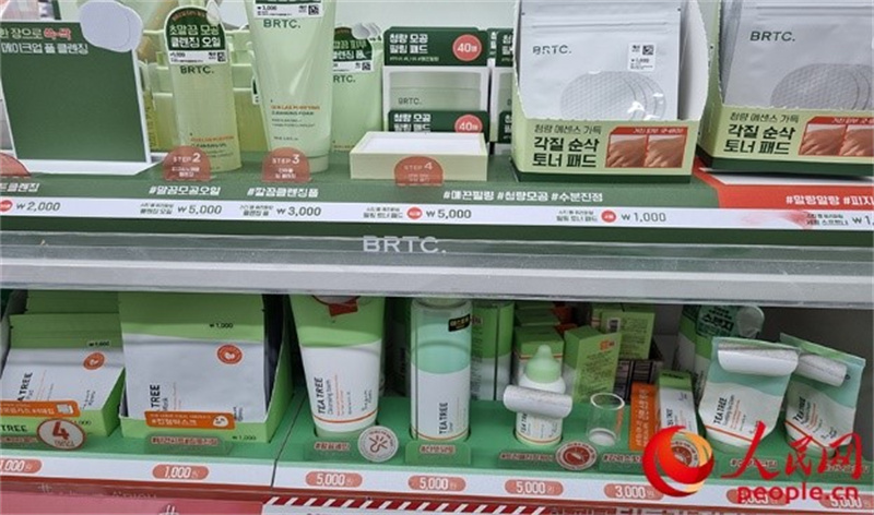 韓國零售連鎖店大創(chuàng)推出低價化妝品。人民網(wǎng) 李帆攝