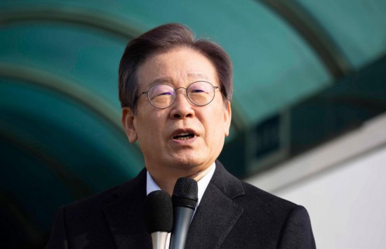 1月10日，韓國(guó)最大在野黨黨首李在明從首爾大學(xué)醫(yī)院出院時(shí)發(fā)表講話。新華社發(fā)（全休相攝）