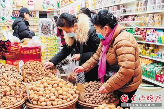 　　在長沙南門口菜市場附近的一家炒貨店內(nèi)，市民正在選購年貨?！　￠L沙晚報全媒體記者 范宏歡 攝