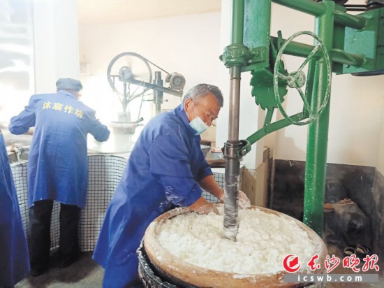 　　作坊里工人正在進行粉絲生產(chǎn)。受訪者供圖