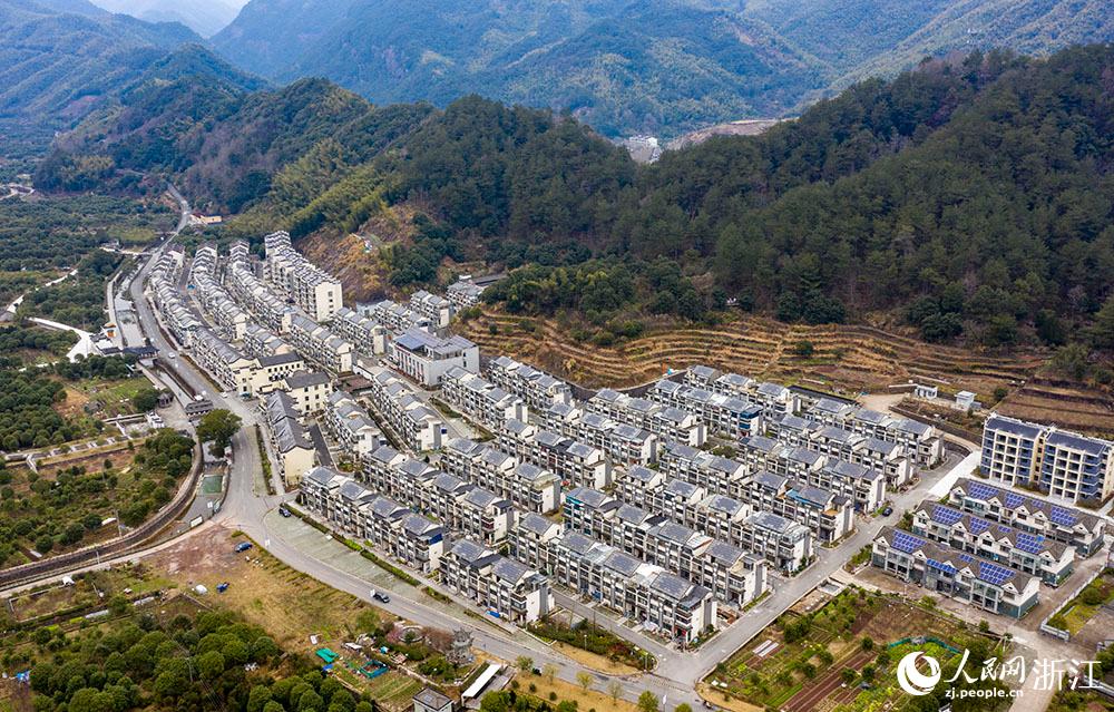 近日，航拍寧波市海曙區(qū)龍觀鄉(xiāng)李岙村屋頂光伏項(xiàng)目。人民網(wǎng) 章勇濤攝