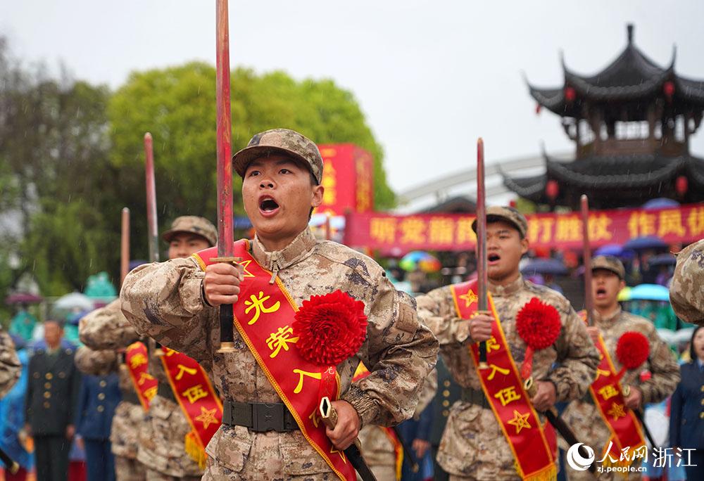 3月22日，新兵們高喊誓言、莊嚴(yán)亮劍。人民網(wǎng) 章勇濤攝