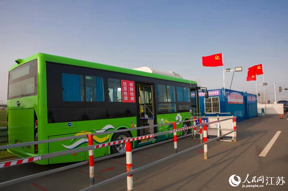 淮安市客總汽車運(yùn)輸有限公司調(diào)集兩部車況最佳“核酸采樣流動車”，組建黨員“先鋒崗”。紀(jì)星名攝