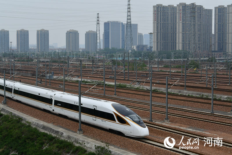 列車(chē)駛出站臺(tái)。人民網(wǎng) 霍亞平攝