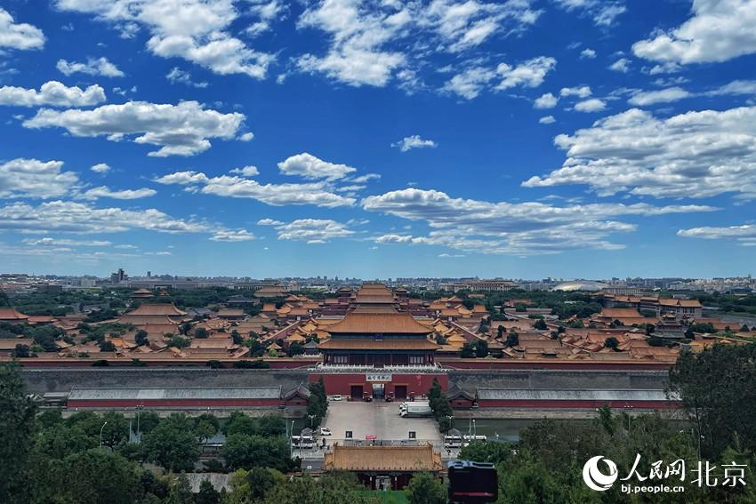 北京再現(xiàn)“高顏值”藍天白云。 人民網(wǎng) 池夢蕊攝