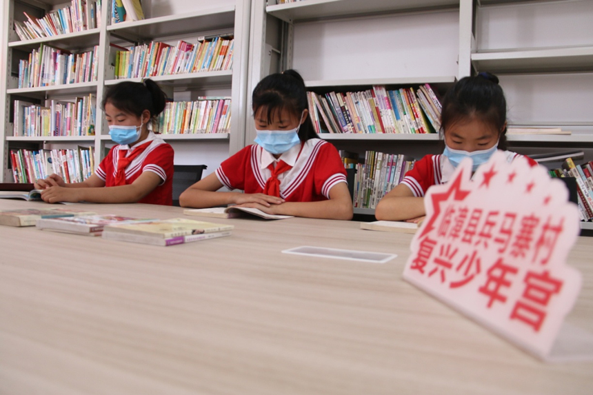 河北省臨漳縣柏鶴集鄉(xiāng)兵馬寨村復(fù)興少年宮，孩子們?cè)陂営[室讀書。 申志好攝