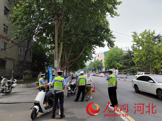 石家莊交警在查處非機(jī)動車違章。人民網(wǎng)祝龍超攝