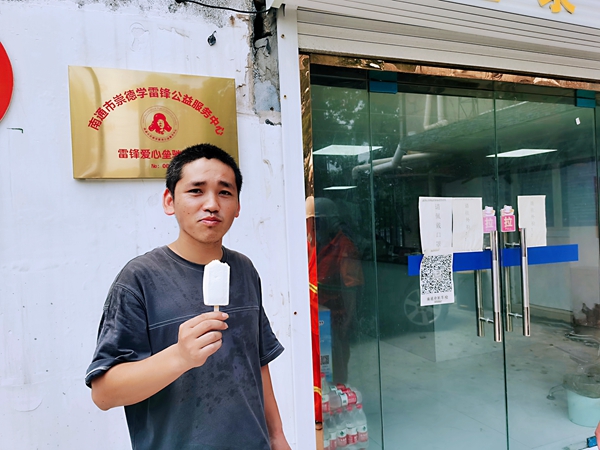 2過路司機(jī)在驛站冷飲。人民網(wǎng)記者王繼亮攝.jpg