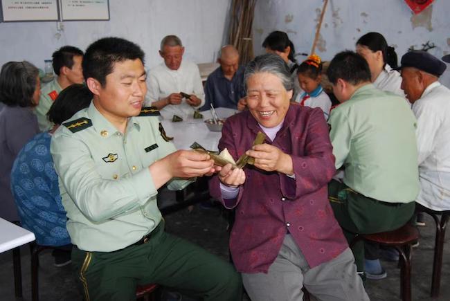 趙德恒與孤寡老人共度端午佳節(jié) 。 濱州市公安局海岸警察支隊岔尖派出所供圖