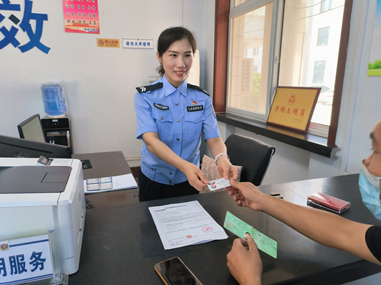 張靜正在為群眾辦理業(yè)務(wù)。 趙凱攝