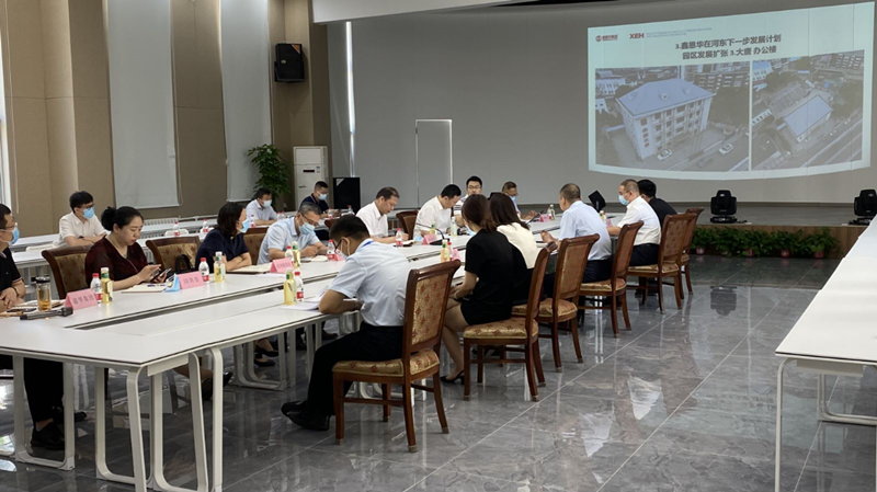 河東區(qū)委書記范少軍一行深入老電建公司辦公園區(qū)就盤活園區(qū)工作進行部署研究。河東區(qū)供圖