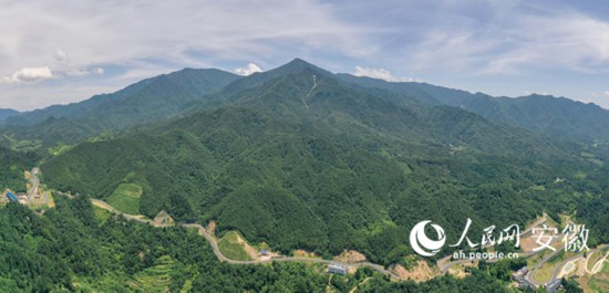 大別山旅游扶貧快速通道。人民網(wǎng) 陳若天攝