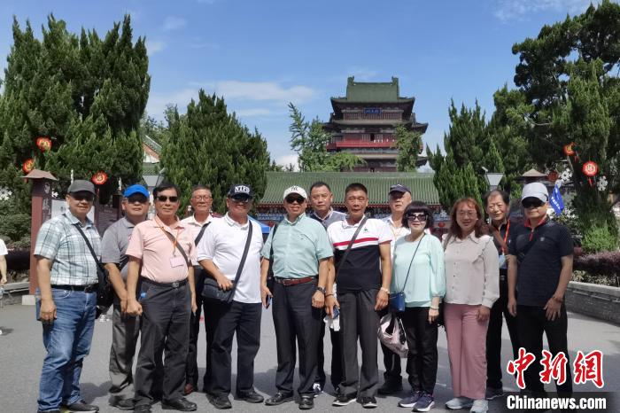 圖為臺(tái)灣新北市永和區(qū)里長(zhǎng)聯(lián)誼會(huì)江西參訪團(tuán)一行在南昌滕王閣前合影?！×鴷缘?攝