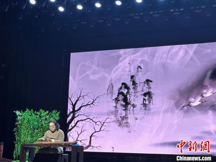 閩派古琴名家陳志強演奏一曲《流水》?！堺惥?攝