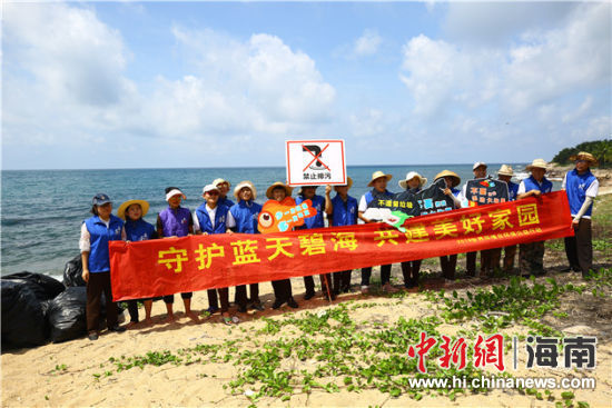 環(huán)保志愿者呼吁停止隨地扔垃圾、破壞環(huán)境等不文明行為。
