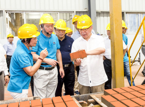 2019年6月21日下午，省長(zhǎng)沈曉明在三亞建筑廢棄物綜合利用廠，查看用建筑廢棄物綜合處理后制成的再生水泥磚。海南日?qǐng)?bào)記者 宋國(guó)強(qiáng) 攝
