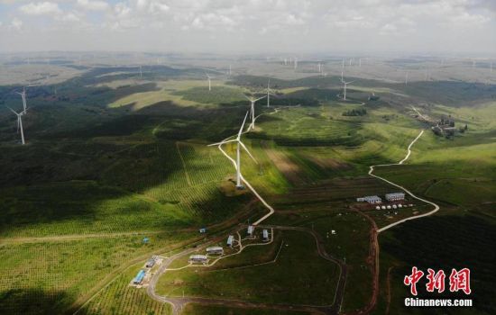 6月28日，河北張家口張北草原上大片風(fēng)力發(fā)電的“風(fēng)車”規(guī)模宏大。 中新社記者 楊艷敏 攝