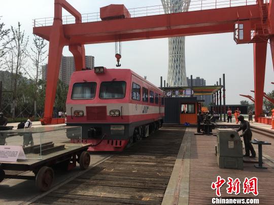 公園內(nèi)的火車車廂與貨場龍門吊等工業(yè)遺跡?！「呒t超 攝