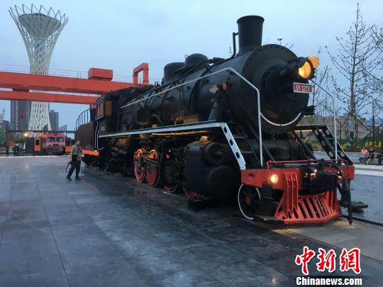 公園內(nèi)保留布置了蒸汽時代火車頭?！「呒t超 攝