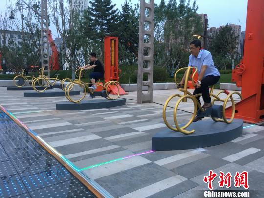 市民使用公園內(nèi)的健身設(shè)施?！「呒t超 攝
