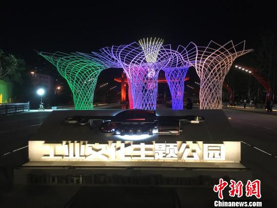 夜晚，奧運“五色樹”的燈光?！「呒t超 攝