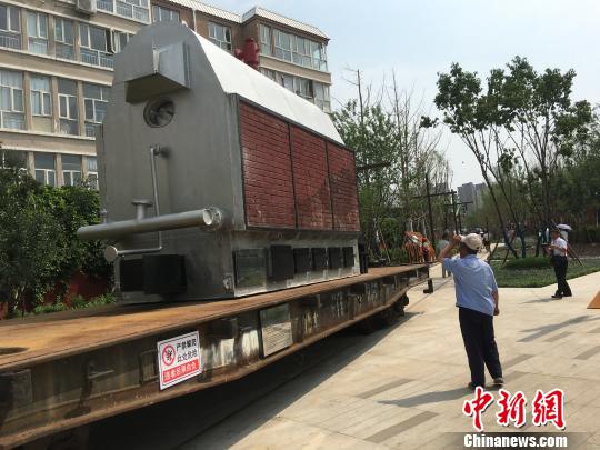 公園內(nèi)陳列著臥式蒸汽鍋爐等工業(yè)產(chǎn)品?！「呒t超 攝