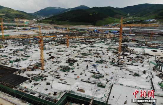 6月28日，航拍鏡頭下的河北張家口冬奧會太子城冰雪小鎮(zhèn)項目。太子城冰雪小鎮(zhèn)項目位于2022年冬奧會張家口賽區(qū)核心區(qū)，連接張家口賽區(qū)云頂和古楊樹兩個競賽場館群，建成后將承擔賽時核心區(qū)配套保障功能，提供冬奧頒獎、貴賓接待、交通換乘、休閑娛樂等服務，賽后將成為一座國際化四季度假小鎮(zhèn)。 中新社記者 楊艷敏 攝
