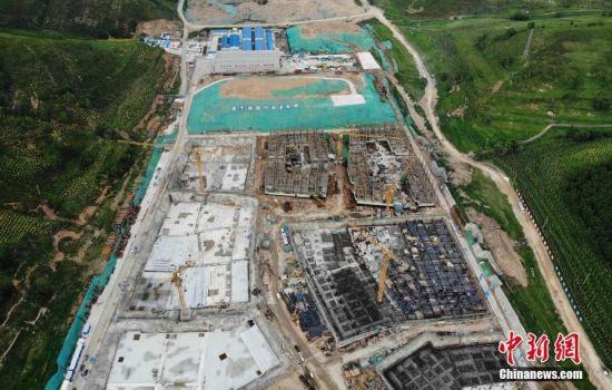 6月28日，航拍鏡頭下的河北張家口冬奧會太子城冰雪小鎮(zhèn)項目。太子城冰雪小鎮(zhèn)項目位于2022年冬奧會張家口賽區(qū)核心區(qū)，連接張家口賽區(qū)云頂和古楊樹兩個競賽場館群，建成后將承擔賽時核心區(qū)配套保障功能，提供冬奧頒獎、貴賓接待、交通換乘、休閑娛樂等服務，賽后將成為一座國際化四季度假小鎮(zhèn)。 中新社記者 楊艷敏 攝