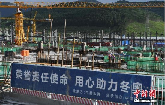 6月28日，河北張家口冬奧會太子城冰雪小鎮(zhèn)項目現(xiàn)場。太子城冰雪小鎮(zhèn)項目位于2022年冬奧會張家口賽區(qū)核心區(qū)，連接張家口賽區(qū)云頂和古楊樹兩個競賽場館群，建成后將承擔賽時核心區(qū)配套保障功能，提供冬奧頒獎、貴賓接待、交通換乘、休閑娛樂等服務，賽后將成為一座國際化四季度假小鎮(zhèn)。 中新社記者 楊艷敏 攝