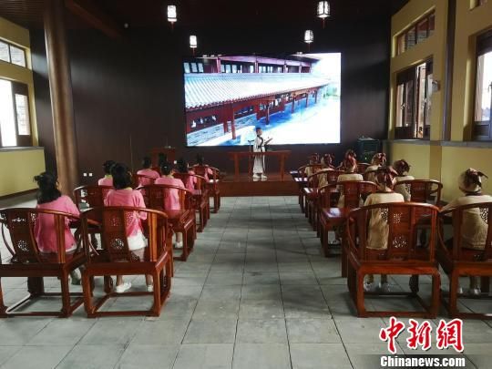 學生們在大原書院誦讀國學經(jīng)典?！⊥貔i 攝