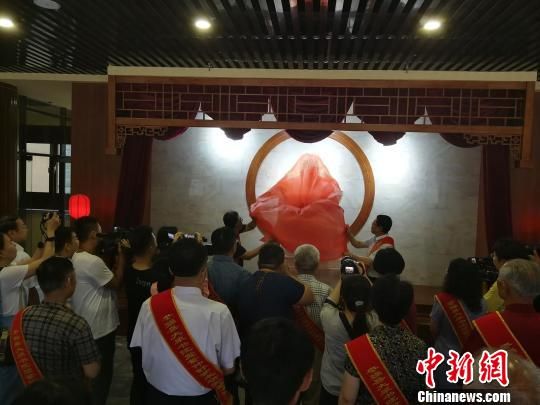 為董子石像揭幕?！⊥貔i 攝