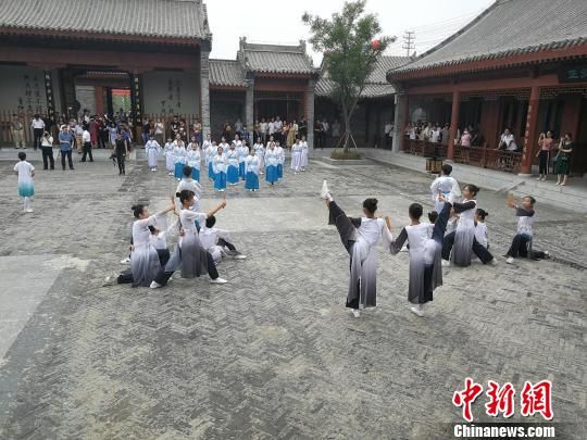 誦讀國學經(jīng)典展演。　王鵬 攝