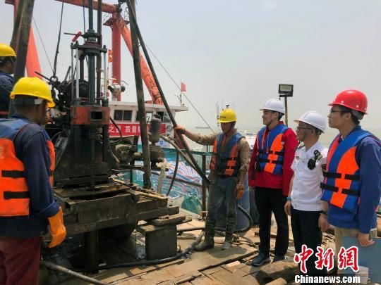 圖為勘察設(shè)計人員與常熟海事局執(zhí)法船在現(xiàn)場配合鉆探施工。　魏震 攝