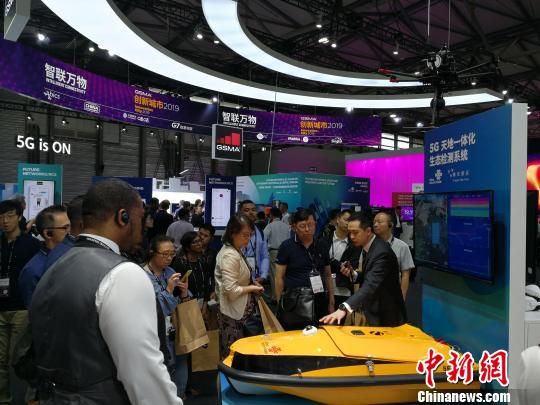圖為現(xiàn)場人員講解5G“天地一體化”生態(tài)檢測系統(tǒng)。　任柏松 攝
