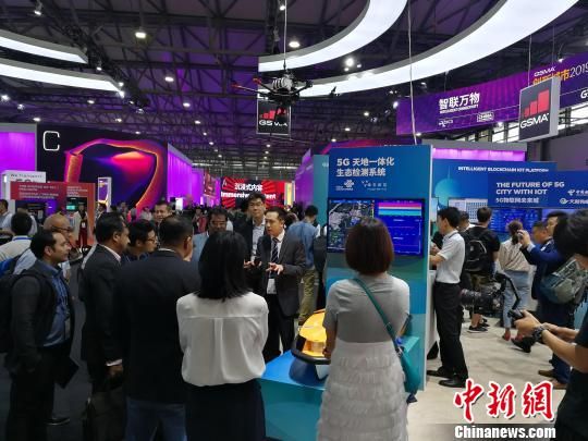 雄安新區(qū)展臺吸引不少眾多觀眾駐足關(guān)注?！∪伟厮?攝