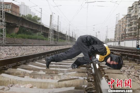 蘭州西工務(wù)段蘭州線路車(chē)間職工檢查線路幾何尺寸?！⊥豕廨x 攝