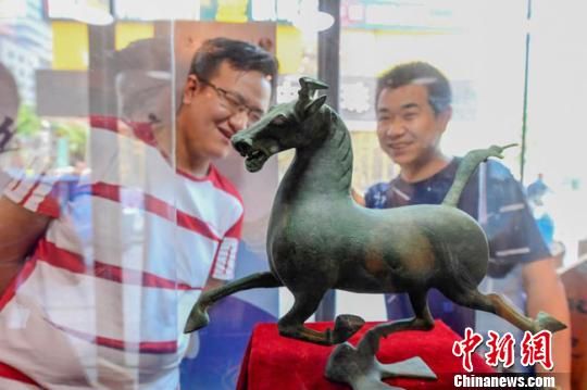 甘肅省博物館將榮登《國家寶藏》的文物銅奔馬和人頭形器口彩陶瓶搬到了絲路如意餐廳，讓顧客在餐廳內就能近距離的和文物面對面。　鐘欣 攝