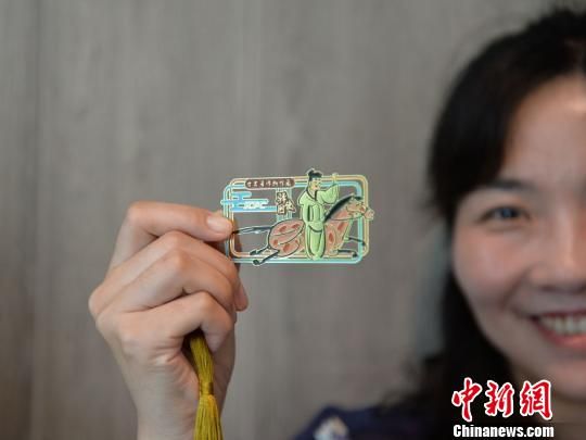 絲路主題餐廳內推出的文創(chuàng)產品?！＄娦?攝