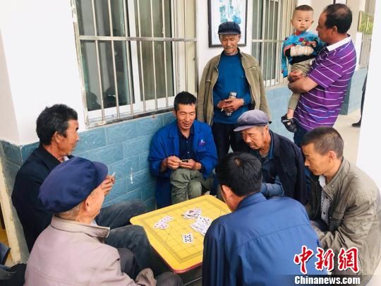 圖為老年人“興趣驛站”中的棋牌組?！“瑧c龍 攝