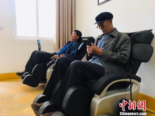 袁家壩村老年人使用按摩椅?！“瑧c龍 攝